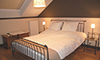 CST: Chambre avec un lit double, armoire haute, coffre-armoire & siège
